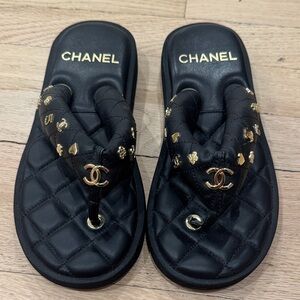 Chanel 23P Black Quilted Charms Padded Pool Thong Logo Slide Flat Sandal Size 36